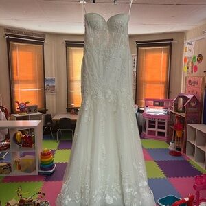 Elegant White Strapless Lace Wedding Dress